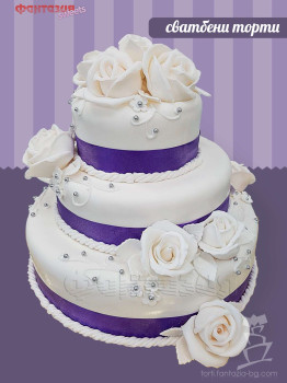 Сватбена торта на три етажа с бели рози и перли