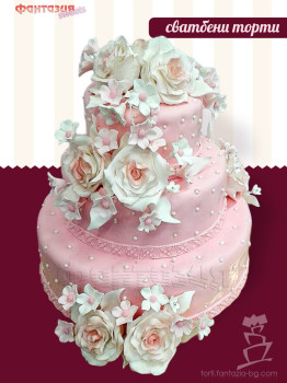 Сватбена торта на три етажа с бели рози