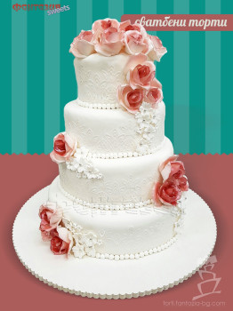 Сватбена торта на четири етажа с рози и перли
